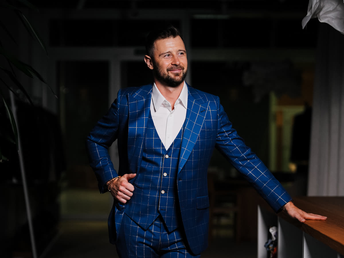 Tomáš Tatar v modrom trojdielnom obleku TAIMAR